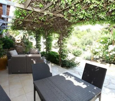 Mimosa Bed and Breakfast 4*